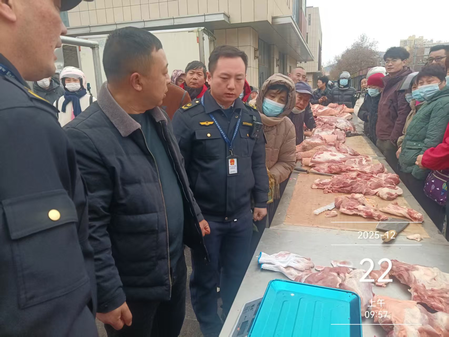 连云区市场监督管理局对龙港商业广场摊贩开展食品、计量检查