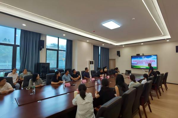东港中学教育集团举行2025级新生阳光分班现场会