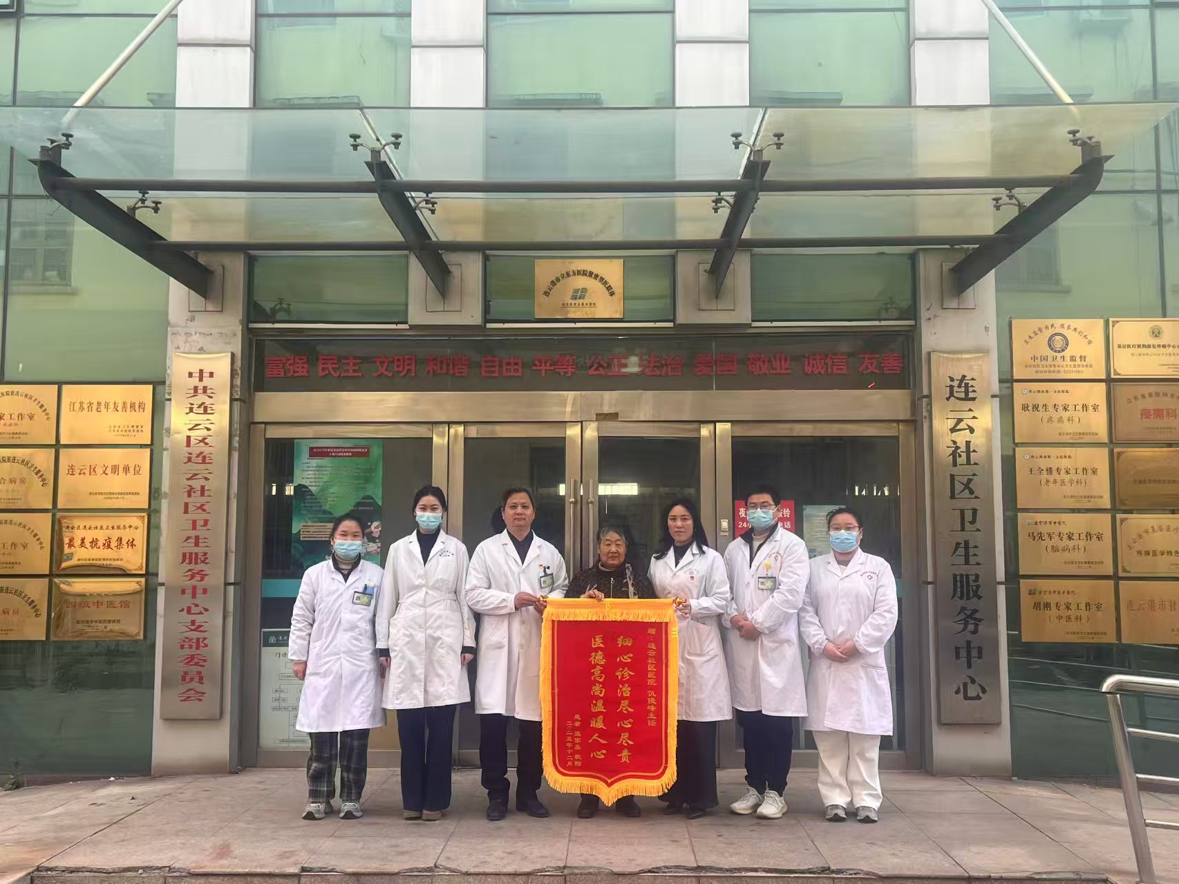 跨越“最后一公里”的温暖上门服务解决老人就医难题