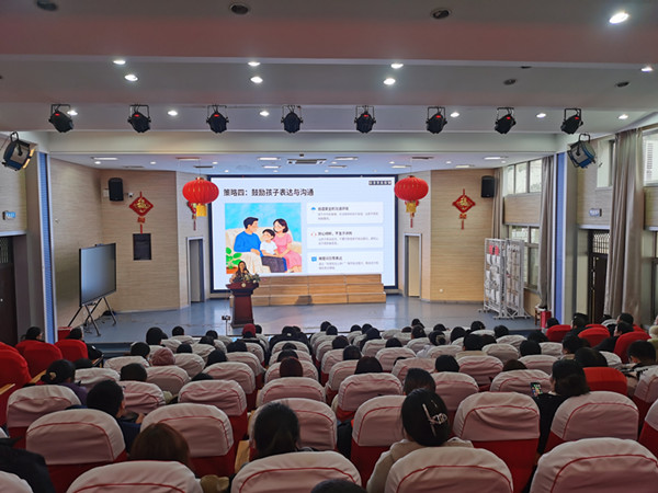 东港小学以“学生心理调适与家庭教育”为主题召开开学前新学期家长会