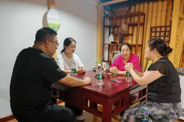 家校心连心，教育手牵手