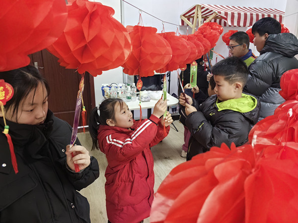 东港小学“海生草”社团成员走进桃园社区开展元宵喜乐会活动