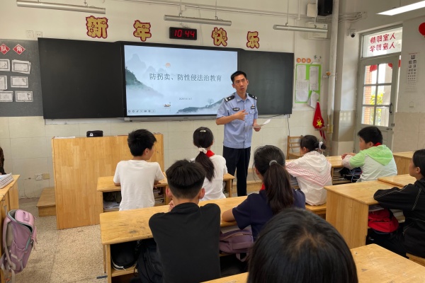 警校协同普法——云山小学联合云山派出所护航学生安全