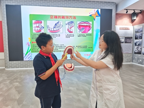 连云区开展全国爱牙日宣传活动
