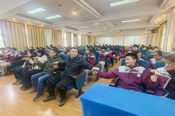 新港中学举行“告别分心 高效学习”九年级心理潜能开发讲座