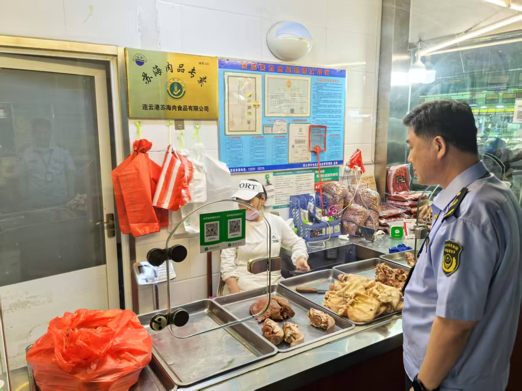 区市场监管局检查农贸市场