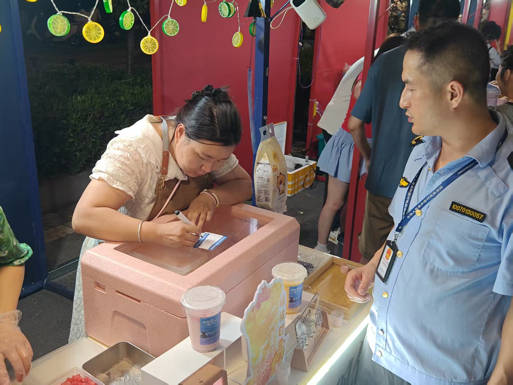 区市场监管局对生蚝嘉年华进行现场检查