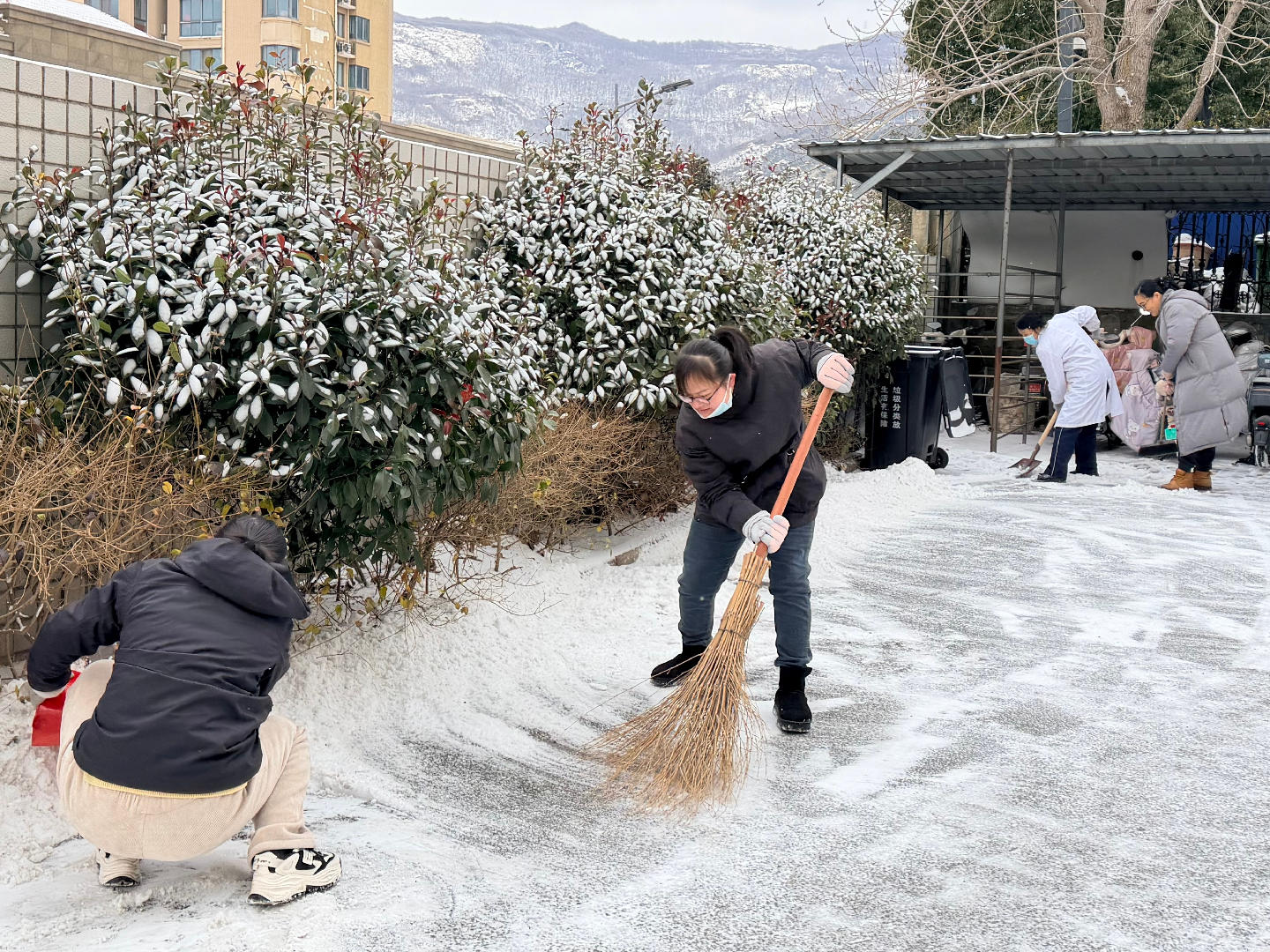 云山社区卫生服务中心扫雪除冰 畅通就医“暖心路”