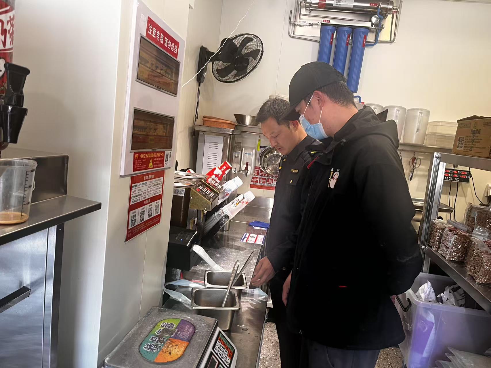 对辖区内蜜雪冰城奶茶店进行现场检查 (1).jpg