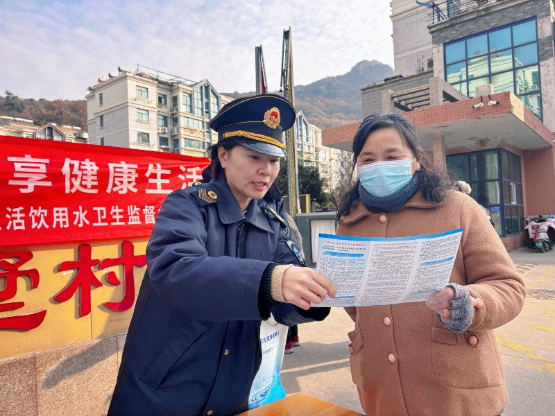 连云区卫生监督所开展《江苏省生活饮用水卫生监督条例》宣贯活动1.jpg