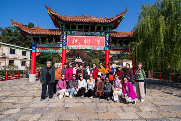 院前小学退休教师重阳登高，共叙教育情长 (1).jpg