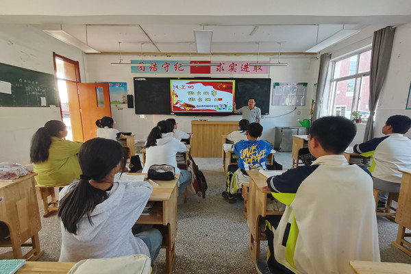 板桥中学开展文明礼仪教育活动.jpg