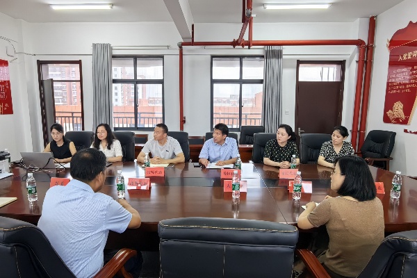 东港中学举行阳光分别现场会4_副本.jpg