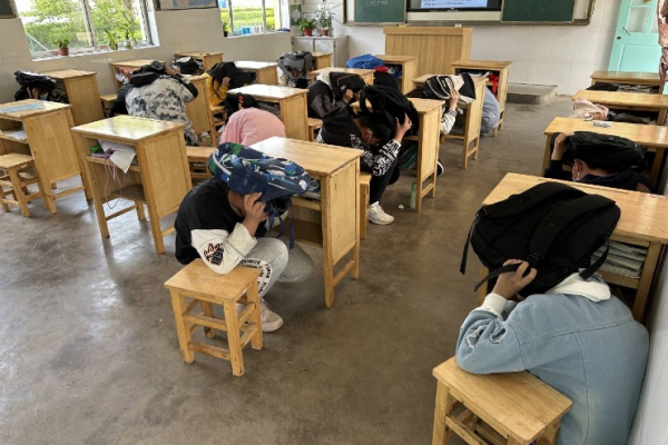 5月10日板桥中学开展防震减灾应急演练活动.png