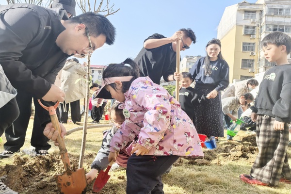 连云区幼教中心开展“我在幼儿园有棵树”四月种植季活动.jpg