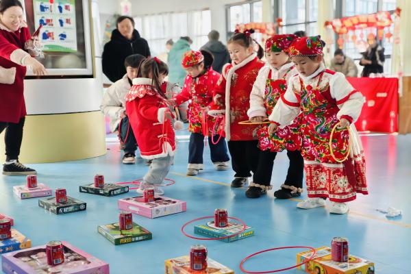 连岛中心幼儿园开展灵蛇纳福 欢乐游园活动.jpg