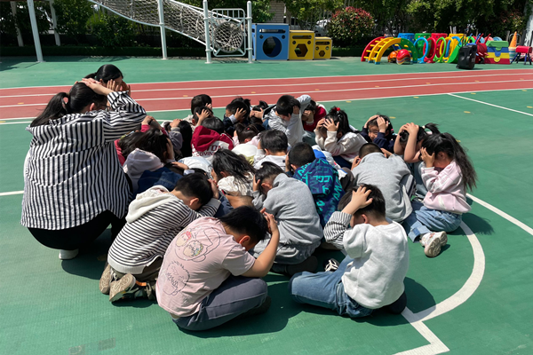 海州湾中心幼儿园开展防震减灾应急疏散演练 (1).png