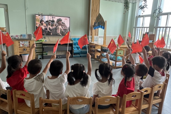 童心阅兵·礼赞祖国——海州湾幼教集团本部开展爱国主义主题活动.JPG