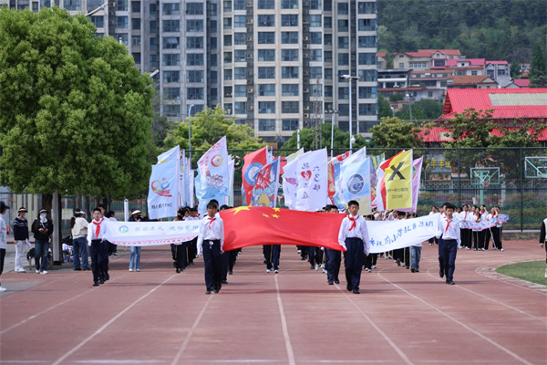 骐骥逐风 悦动紫阳——院前小学隆重举办2026年春季运动会 (1).jpg