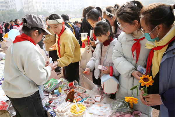 院前小学开展学雷锋爱心义卖暨首届劳动实践基地美食分享活动 (2).JPG