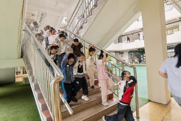 连云区幼教中心教育集团总园开展防震应急疏散演练.jpg