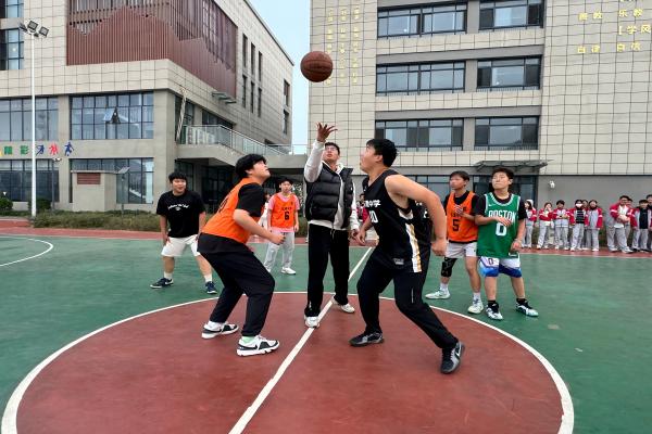 东港中学举办九年级篮球赛(1).jpg