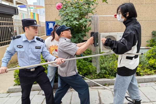 海州湾幼教集团上城分园开展防暴力应急演练培训.jpg