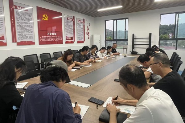 板桥小学隆重举办“抗战八十载感怀”教师钢笔字比赛.jpg