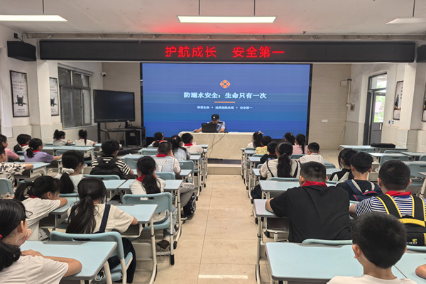 临海路小学开展新学期法治安全教育讲座.jpg