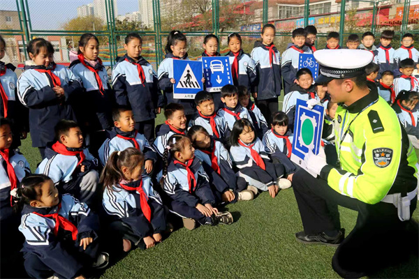 院前小学开展“交通安全伴童行”主题活动 (2).jpg