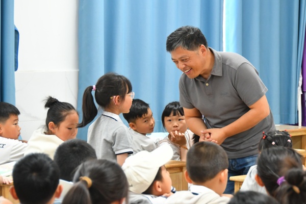 连云区幼教中心开展“探秘小学 衔接成长”幼小衔接参观活动.jpg