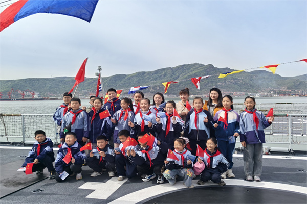 童心向海 筑梦深蓝——院小学子奔赴人民海军军营，开启研学之旅 (3).jpg