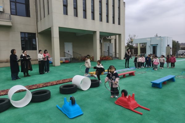 海州湾幼教集团悦珑府幼儿园开展“一材多创·玩出多元”户外体育游戏园本教研活动.jpg