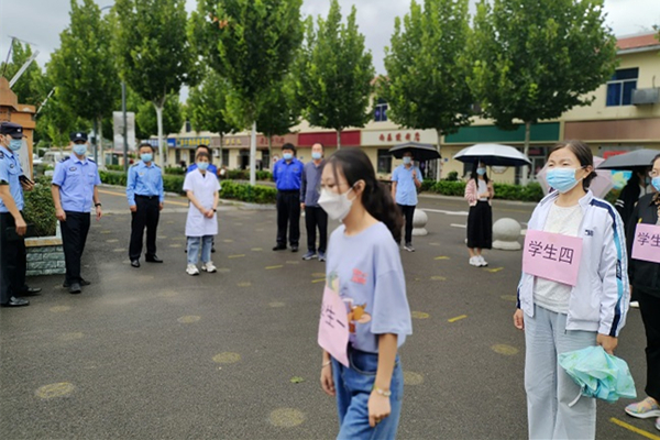 板桥小学举行疫情防控应急处置演练.jpg