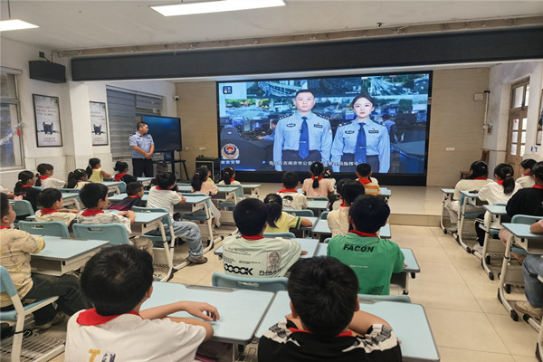 临海路小学开展安全宣传教育.jpg