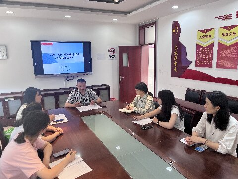习撰写之道，赋专业之能——新港中学“向若”四有好教师论文课题系列研修活动.jpg