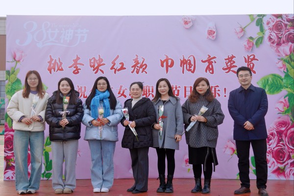 东港中学欢庆三八妇女节活动照片3.jpg