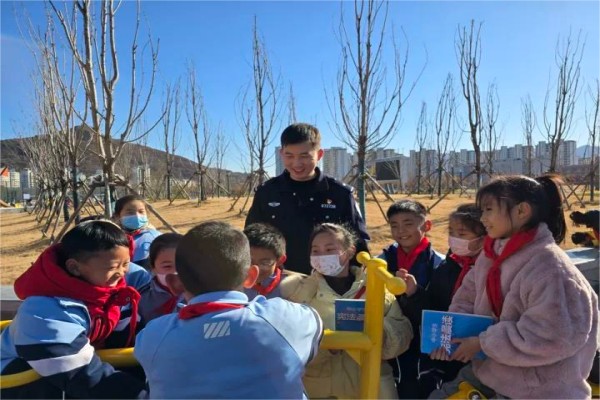 海州湾小学：宪法晨读润童心 法治信仰伴成长_副本.jpg