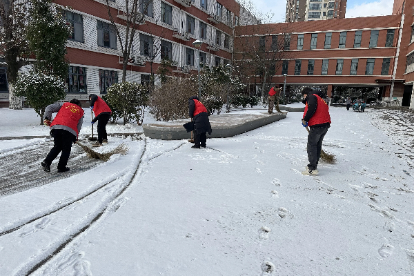 云山小学党委组织扫雪专项行动.jpg